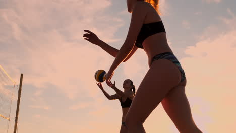 Zeitlupe,-Niedriger-Winkel,-Nahaufnahme,-Sonneneruption:-Sportliches-Mädchen-Beim-Beachvolleyball-Springt-An-Einem-Schönen-Sommerabend-In-Die-Luft-Und-Schlägt-Den-Ball-über-Das-Netz.-Kaukasische-Frau-Erzielt-Einen-Punkt.